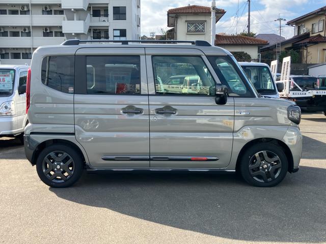 スペーシア ギア　ＨＹＢＲＩＤ　ＸＺ／サポカー　スズキコネクト対応通信機装着車　全方位モニター付メモリーナビ　衝突安全ボディ　衝突被害軽減システム　アイドリングストップ　スライドドア　オートライト　シートヒーター　盗難防止システム（6枚目）