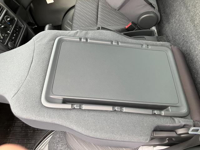 ����Ȃ�|���Ɓy�V�[�g�o�b�N�e�[�u���z�ɁB�f�X�N����ɂ�����A�^�u���b�g�𗧂Ă�������A�t�b�N�ŉו��̌Œ肵���薈���̃V�[���ő劈��B