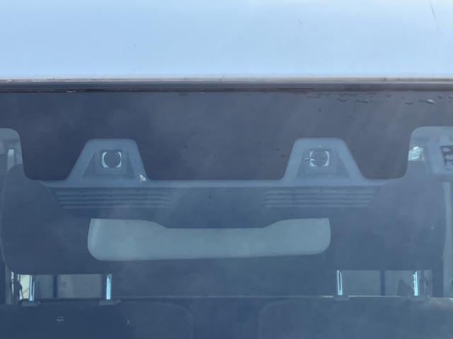 �y�C���e���W�F���g�G�}�[�W�F���V�[�u���[�L�z�t�����g�K���X�㕔�ɐݒu���ꂽ�t�����g�J�����ŁA�O���̎ԗ�����s�ҁA�l����Ԃ��Ă��鎩�]�Ԃ̗L�������m