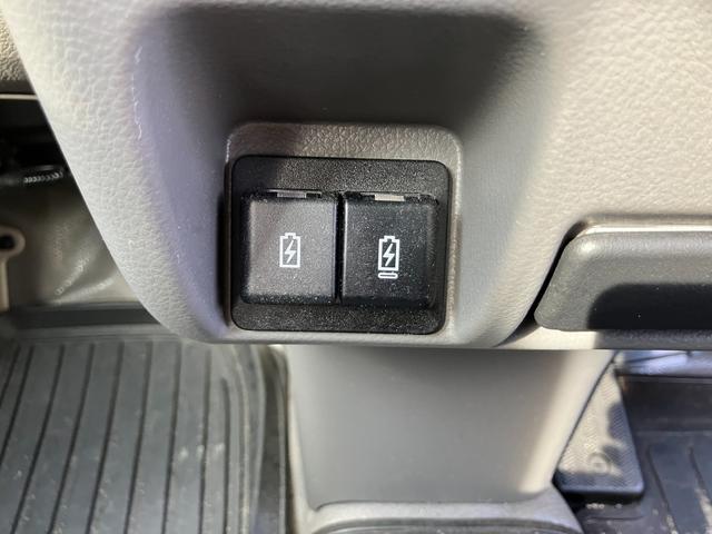 �X�}�[�g�t�H����g�ѓd�b�ƒ��ڃP�[�u���Őڑ����ď[�d���ł���y�t�r�a�\�P�b�g�z���C���p�l�ɔz�u�B