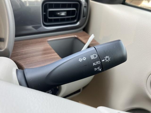 暗くなると自動的にヘッドライトが点灯する便利な【オートライトシステム】