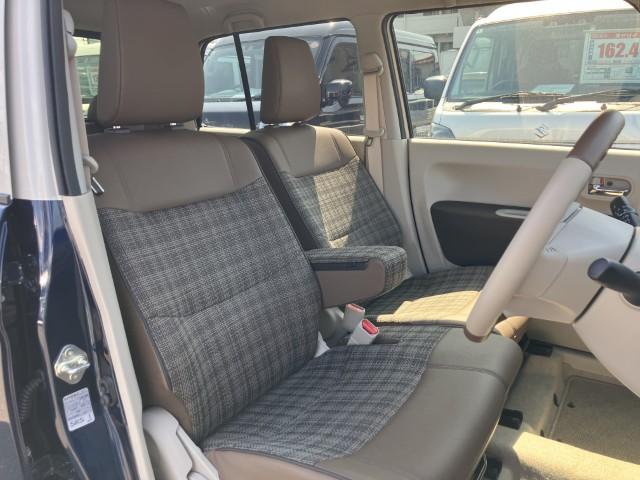 運転席は操作しやすく、ドライブが楽しくなります！フロントベンチシートで助手席への移動もラクラク！！