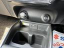 置くだけで携帯電話を充電!【ワイヤレス充電器】運転席・助手席の間には紙パックも置ける【ドリンクホルダー】があります。