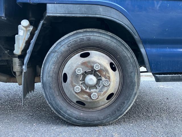 タイタントラック 　５速マニュアル　パワーステアリング　エアコン（9枚目）