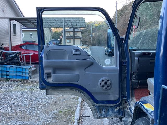 タイタントラック 　５速マニュアル　パワーステアリング　エアコン（24枚目）