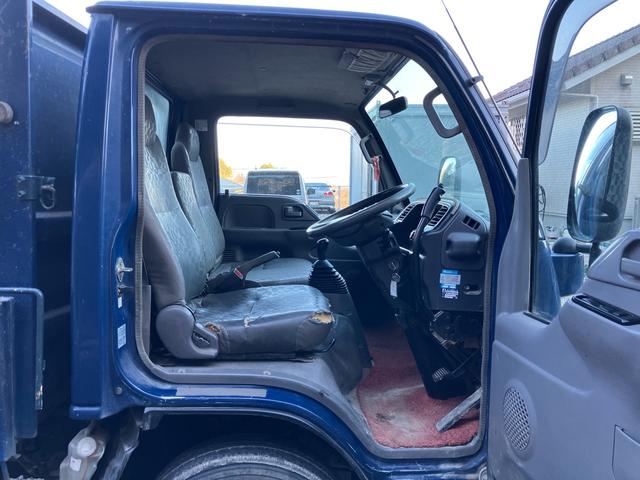 タイタントラック 　５速マニュアル　パワーステアリング　エアコン（25枚目）