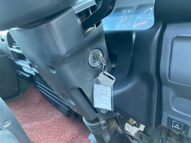 タイタントラック 　５速マニュアル　パワーステアリング　エアコン（32枚目）