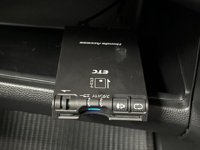 プレミアム　ツアラー　禁煙車　純正ナビ　バックカメラ　Ｂｌｕｅｔｏｏｔｈ再生　ＥＴＣ　ドライブレコーダー　ＨＩＤヘッドライト　スマートキー　オートライト　オートエアコン(5枚目)