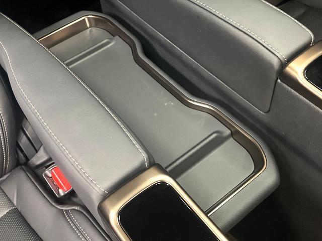 アルファードハイブリッド Ｚ　禁煙車　両側電動スライドドア　ガラスルーフ　モデリスタ　衝突軽減装置　レーダークルーズ　全周囲カメラ　フルセグ　ＥＴＣ２．０　Ｂｌｕｅｔｏｏｔｈ　シートベンチレーション　パワーシート　パワーバックドア（79枚目）