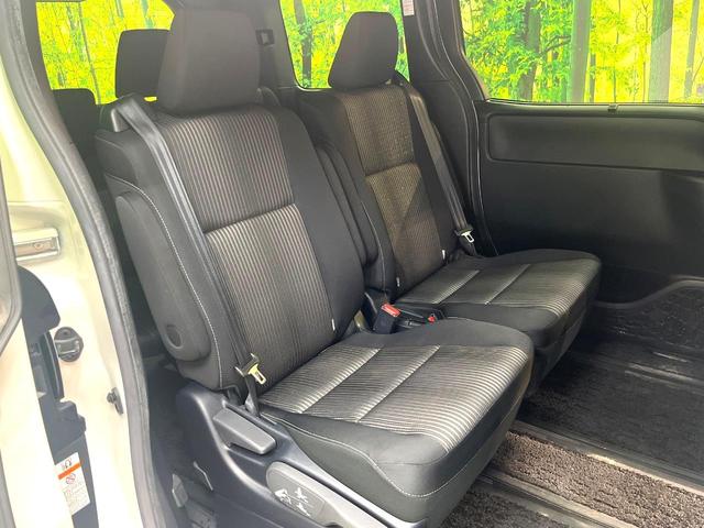 ヴォクシー ＺＳ　煌ＩＩ　禁煙車　両側電動スライドドア　フリップダウンモニター　衝突軽減装置　純正９インチナビ　フルセグ　バックカメラ　ＥＴＣ　Ｂｌｕｅｔｏｏｔｈ再生　ＬＥＤヘッドライト　ＬＥＤフォグ　クルーズコントロール（10枚目）