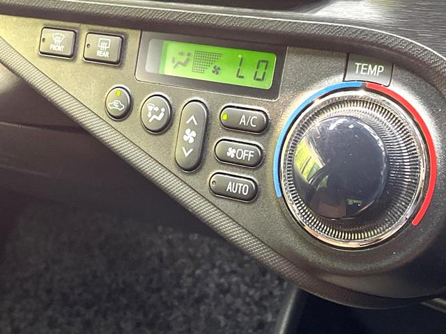 アクア Ｇ　禁煙車　ナビ　バックカメラ　フルセグ　オートライト　スマートキー　電動格納ミラー　ＣＤ　ＤＶＤ　オートエアコン　ドアバイザー（4枚目）