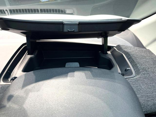 シエンタ ハイブリッドＺ　禁煙車　両側電動ドア　８インチディスプレイオーディオ　全周囲カメラ　衝突軽減装置　１００Ｖ電源　レーダークルーズ　ブラインドスポットモニター　ＥＴＣ２．０　オートハイビーム　車線逸脱警報　オートライト（56枚目）