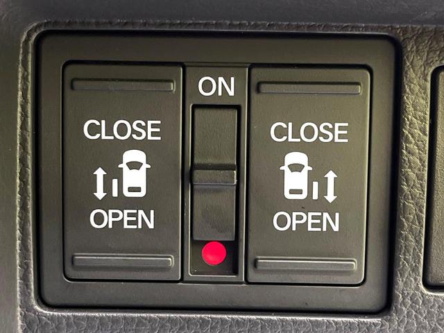 ステップワゴン ｅ：ＨＥＶスパーダ　プレミアムライン　禁煙車　両側電動ドア　後席モニター　全周囲カメラ　衝突被害軽減システム　レーダークルーズ　　電動リアゲート　ハーフレザーシート　ドラレコ　コーナーセンサー　スマートキー　ＬＥＤヘッド　ビルトインＥＴＣ（3枚目）