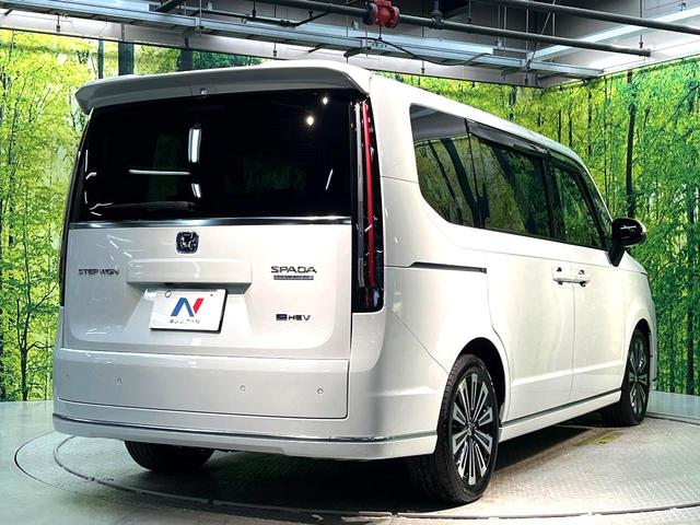 ステップワゴン ｅ：ＨＥＶスパーダ　プレミアムライン　禁煙車　両側電動ドア　後席モニター　全周囲カメラ　衝突被害軽減システム　レーダークルーズ　　電動リアゲート　ハーフレザーシート　ドラレコ　コーナーセンサー　スマートキー　ＬＥＤヘッド　ビルトインＥＴＣ（18枚目）