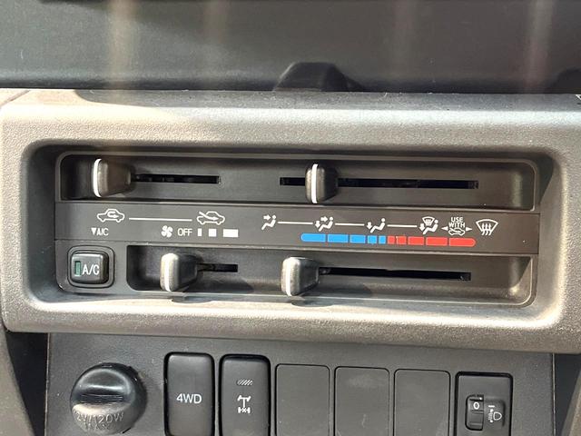 サンバートラック TB 4WD MT車 禁煙車 ドアバイザー 横滑り防止装置 衝突安全ボディ エアコン パワーステアリング 車検2年付き(4枚目)