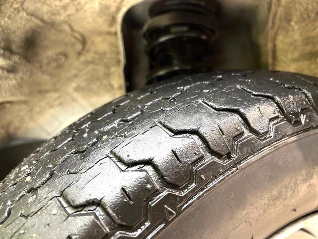 サンバートラック TB 4WD MT車 禁煙車 ドアバイザー 横滑り防止装置 衝突安全ボディ エアコン パワーステアリング 車検2年付き(27枚目)