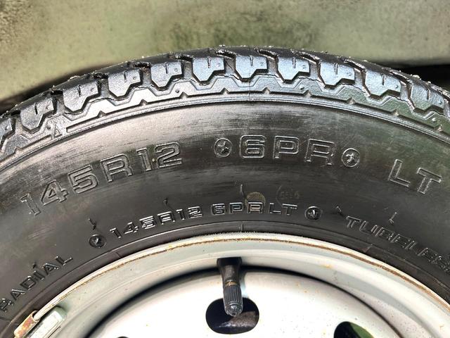 サンバートラック TB 4WD MT車 禁煙車 ドアバイザー 横滑り防止装置 衝突安全ボディ エアコン パワーステアリング 車検2年付き(28枚目)