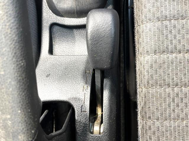 サンバートラック TB 4WD MT車 禁煙車 ドアバイザー 横滑り防止装置 衝突安全ボディ エアコン パワーステアリング 車検2年付き(46枚目)