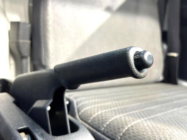 サンバートラック TB 4WD MT車 禁煙車 ドアバイザー 横滑り防止装置 衝突安全ボディ エアコン パワーステアリング 車検2年付き(47枚目)