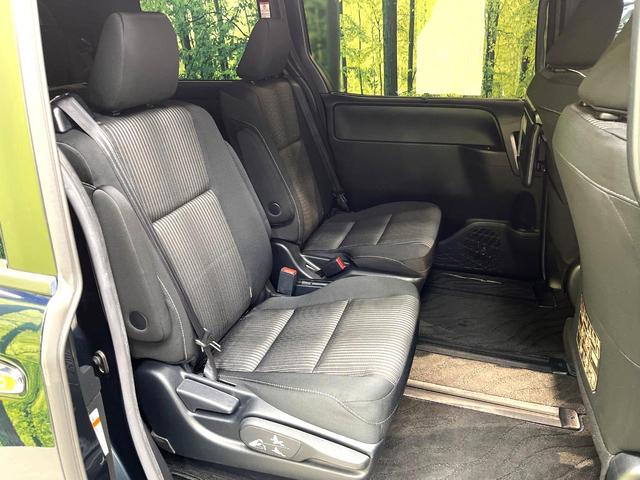 ヴォクシー ＺＳ　煌　禁煙車　後席モニター　ＢＩＧ－Ｘ１１型ナビ　衝突軽減装置　両側電動スライドドア　バックカメラ　ＥＴＣ　ドラレコ　Ｂｌｕｅｔｏｏｔｈ　フルセグ　プライバシーガラス　オートマチックハイビーム（9枚目）
