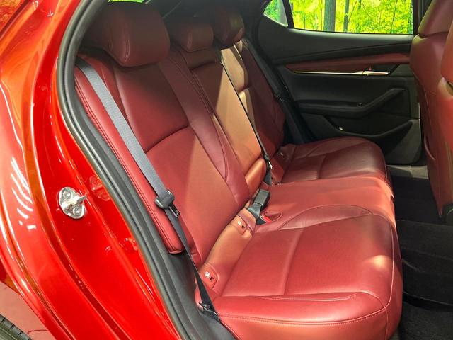 MAZDA3ファストバック 20Sバーガンディ セレクション 禁煙車 10インチSDナビ バックカメラ BOSEサウンド 衝突被害軽減システム レーダークルーズ レザーシート パワーシート コーナーセンサー スマートキー LEDヘッド ビルトインETC(9枚目)