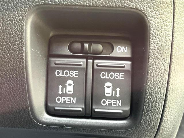 N-BOXカスタム G ターボSSブラックスタイルパッケージ ターボ 両側電動ドア 純正ナビ バックカメラ 衝突軽減 禁煙車 ハーフレザーシート スマートキー HIDヘッド LEDフォグ ETC クルコン オートライト オートエアコン 純正15インチアルミ(5枚目)