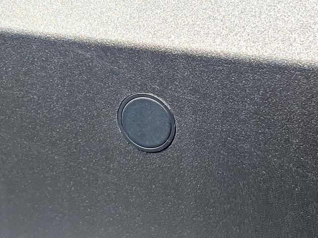 カローラクロス ハイブリッド　Ｚ　禁煙車　サンルーフ　純正１０インチナビ　衝突軽減システム　全周囲カメラ　レーダークルーズ　ハーフレザーシート　パワーシート　シートヒーター　パワーバックドア　フルセグ　ＥＴＣ　Ｂｌｕｅｔｏｏｔｈ再生（35枚目）