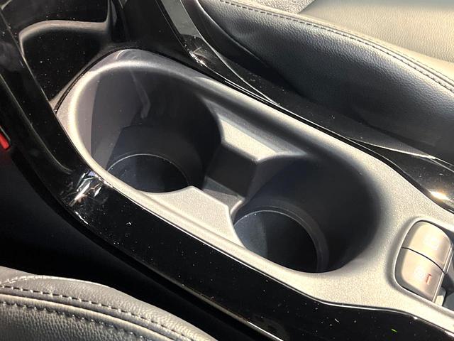 カローラクロス ハイブリッド　Ｚ　禁煙車　サンルーフ　純正１０インチナビ　衝突軽減システム　全周囲カメラ　レーダークルーズ　ハーフレザーシート　パワーシート　シートヒーター　パワーバックドア　フルセグ　ＥＴＣ　Ｂｌｕｅｔｏｏｔｈ再生（72枚目）