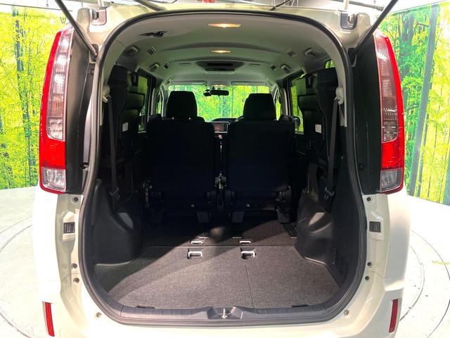 ノア ハイブリッドＧ　禁煙車　電動スライドドア　純正ナビ　後席モニター　バックカメラ　ドラレコ　ＥＴＣ　スマートキー　ＨＩＤヘッド　ビルトイン　クルコン　オートライト　デュアルエアコン　ＤＶＤ再生（11枚目）