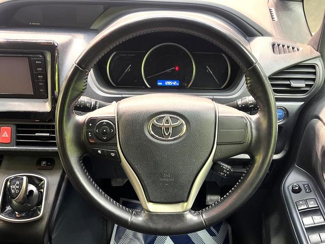 ノア ハイブリッドＧ　禁煙車　電動スライドドア　純正ナビ　後席モニター　バックカメラ　ドラレコ　ＥＴＣ　スマートキー　ＨＩＤヘッド　ビルトイン　クルコン　オートライト　デュアルエアコン　ＤＶＤ再生（12枚目）