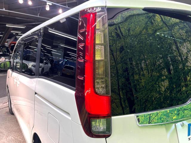 ノア ハイブリッドＧ　禁煙車　電動スライドドア　純正ナビ　後席モニター　バックカメラ　ドラレコ　ＥＴＣ　スマートキー　ＨＩＤヘッド　ビルトイン　クルコン　オートライト　デュアルエアコン　ＤＶＤ再生（31枚目）