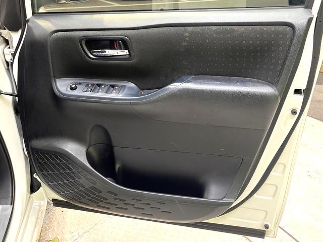ノア ハイブリッドＧ　禁煙車　電動スライドドア　純正ナビ　後席モニター　バックカメラ　ドラレコ　ＥＴＣ　スマートキー　ＨＩＤヘッド　ビルトイン　クルコン　オートライト　デュアルエアコン　ＤＶＤ再生（67枚目）
