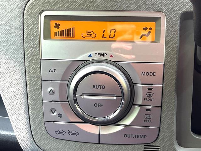 【オートエアコン】一度お好みの温度に設定すれば、車内の温度を検知し風量や温度を自動で調整。暑い…寒い…と何度もスイッチ操作をする必要はありません。快適な車内空間には必須の機能ですね♪