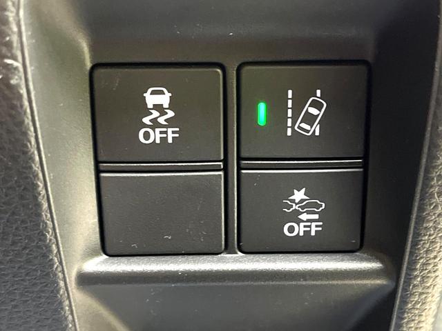 【ホンダセンシング】走行中に前方の車両等を認識し、衝突しそうな時は警報とブレーキで衝突回避と被害軽減をアシスト。より安全にドライブをお楽しみいただけます。