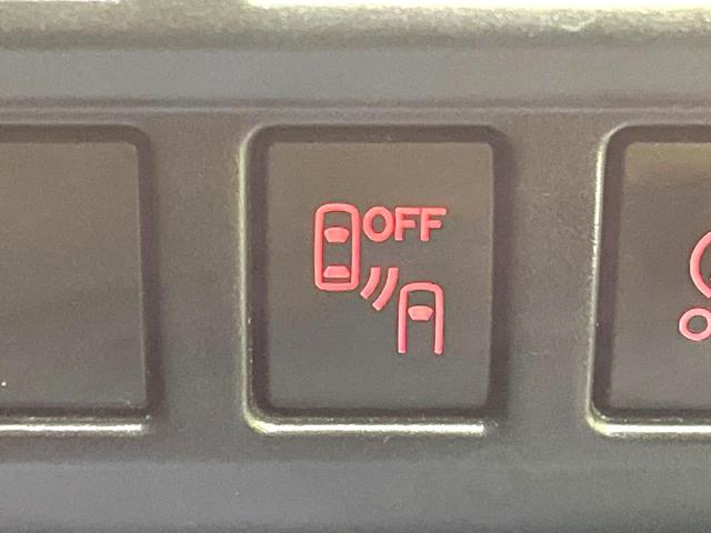 【リヤビークルディティクション】走行中、ドアミラーの死角になりやすい箇所に後続車が接近するとサイドミラー付近に警告を表示、ドライバーに注意喚起と、万一の際はハンドル操作をアシストをします。