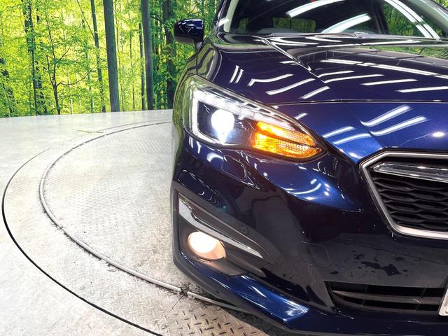 【ＬＥＤヘッドライト】悪天候や夜間走行時も良好な視界を確保し安心して運転できる高輝度ＬＥＤヘッドライトを装備！点灯速度が早く、消費電力も抑えられています。