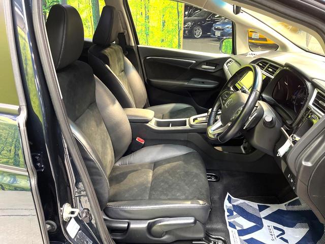 【ハーフレザーシート】高級感と座り心地を両立した人気のシート♪背面・座面のファブリック素材は、通気性の良さや滑りにくさに優れています。気温や服装に左右されず快適にお乗りいただけます。