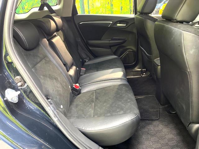 後部座席も気になるようなキズ・汚れやへたり等、大きなダメージはなく、良好な状態です。