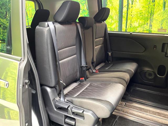 セカンドシートは中央部が可動式となっており、スライドすれば通路スペースが登場！前後の移動がとっても簡単です♪もちろん、８名乗車時も快適な座り心地のシートとなっています♪