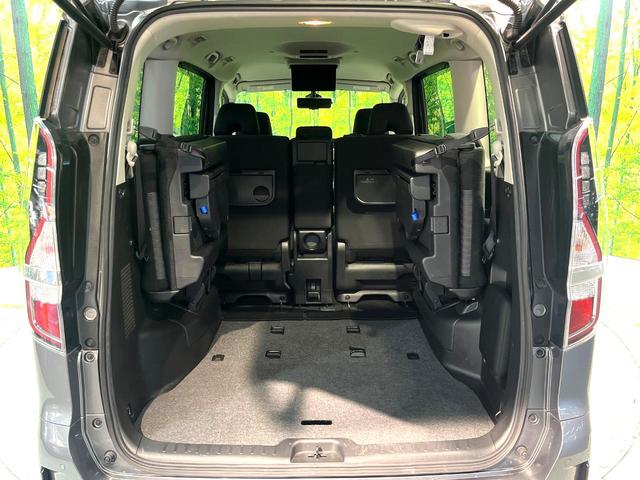 【デュアルバックドア】通常の開閉に加えて、窓周辺のみの省スペースで開閉が可能。狭い駐車場でも、車を停めなおす事なく荷物の出し入れができます♪