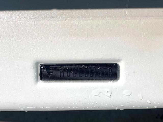 プリウス Ｓツーリングセレクション　禁煙車　アルパイン８型ナビ　バックカメラ　フルセグ　ＥＴＣ　Ｂｌｕｅｔｏｏｔｈ再生　ＨＩＤヘッドライト　純正１７インチアルミホイール　スマートキー　フォグランプ　プライバシーガラス　盗難防止装置（3枚目）