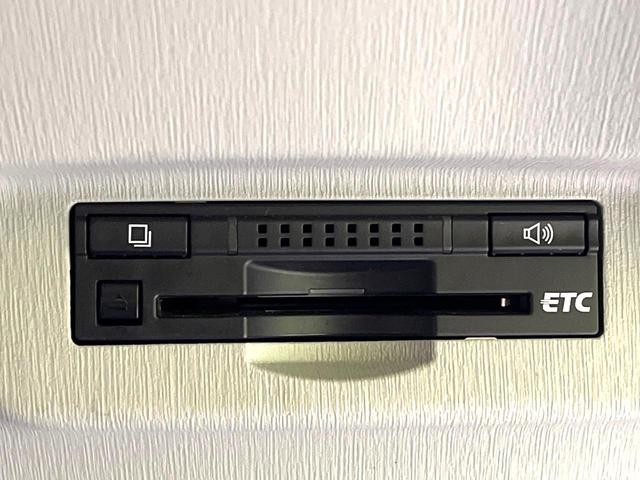 プリウス Ｓツーリングセレクション　禁煙車　アルパイン８型ナビ　バックカメラ　フルセグ　ＥＴＣ　Ｂｌｕｅｔｏｏｔｈ再生　ＨＩＤヘッドライト　純正１７インチアルミホイール　スマートキー　フォグランプ　プライバシーガラス　盗難防止装置（6枚目）