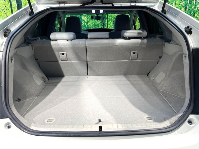 プリウス Ｓツーリングセレクション　禁煙車　アルパイン８型ナビ　バックカメラ　フルセグ　ＥＴＣ　Ｂｌｕｅｔｏｏｔｈ再生　ＨＩＤヘッドライト　純正１７インチアルミホイール　スマートキー　フォグランプ　プライバシーガラス　盗難防止装置（10枚目）