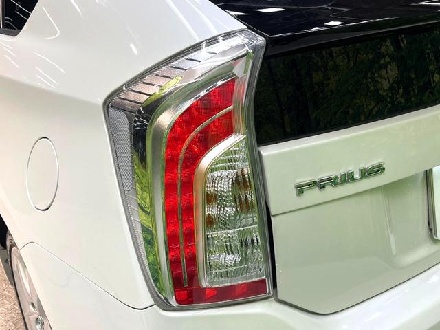 プリウス Ｓツーリングセレクション　禁煙車　アルパイン８型ナビ　バックカメラ　フルセグ　ＥＴＣ　Ｂｌｕｅｔｏｏｔｈ再生　ＨＩＤヘッドライト　純正１７インチアルミホイール　スマートキー　フォグランプ　プライバシーガラス　盗難防止装置（32枚目）