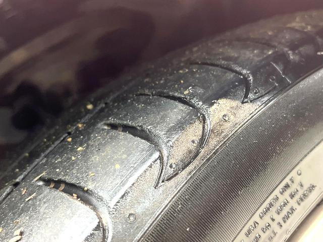 プリウス Ｓツーリングセレクション　禁煙車　アルパイン８型ナビ　バックカメラ　フルセグ　ＥＴＣ　Ｂｌｕｅｔｏｏｔｈ再生　ＨＩＤヘッドライト　純正１７インチアルミホイール　スマートキー　フォグランプ　プライバシーガラス　盗難防止装置（36枚目）