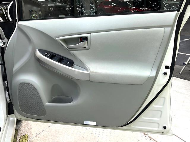 プリウス Ｓツーリングセレクション　禁煙車　アルパイン８型ナビ　バックカメラ　フルセグ　ＥＴＣ　Ｂｌｕｅｔｏｏｔｈ再生　ＨＩＤヘッドライト　純正１７インチアルミホイール　スマートキー　フォグランプ　プライバシーガラス　盗難防止装置（38枚目）