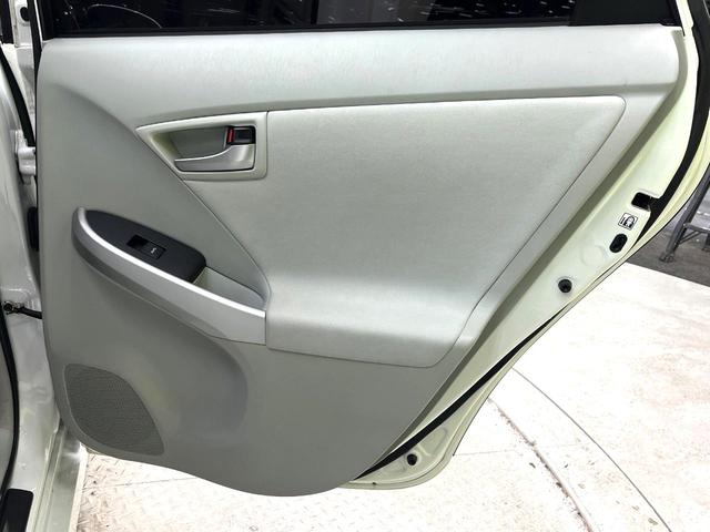 プリウス Ｓツーリングセレクション　禁煙車　アルパイン８型ナビ　バックカメラ　フルセグ　ＥＴＣ　Ｂｌｕｅｔｏｏｔｈ再生　ＨＩＤヘッドライト　純正１７インチアルミホイール　スマートキー　フォグランプ　プライバシーガラス　盗難防止装置（40枚目）