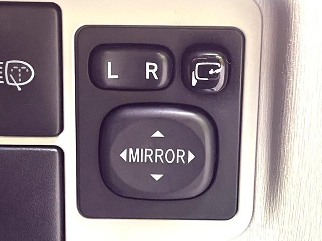 プリウス Ｓツーリングセレクション　禁煙車　アルパイン８型ナビ　バックカメラ　フルセグ　ＥＴＣ　Ｂｌｕｅｔｏｏｔｈ再生　ＨＩＤヘッドライト　純正１７インチアルミホイール　スマートキー　フォグランプ　プライバシーガラス　盗難防止装置（42枚目）