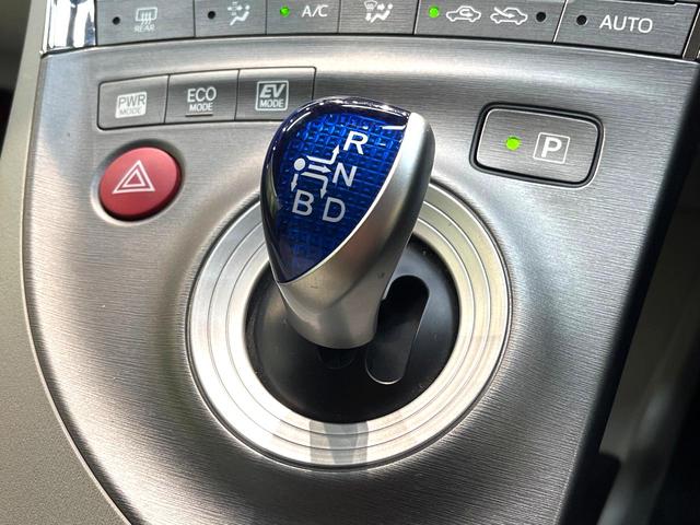 プリウス Ｓツーリングセレクション　禁煙車　アルパイン８型ナビ　バックカメラ　フルセグ　ＥＴＣ　Ｂｌｕｅｔｏｏｔｈ再生　ＨＩＤヘッドライト　純正１７インチアルミホイール　スマートキー　フォグランプ　プライバシーガラス　盗難防止装置（58枚目）