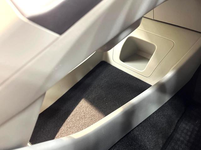 プリウス Ｓツーリングセレクション　禁煙車　アルパイン８型ナビ　バックカメラ　フルセグ　ＥＴＣ　Ｂｌｕｅｔｏｏｔｈ再生　ＨＩＤヘッドライト　純正１７インチアルミホイール　スマートキー　フォグランプ　プライバシーガラス　盗難防止装置（60枚目）